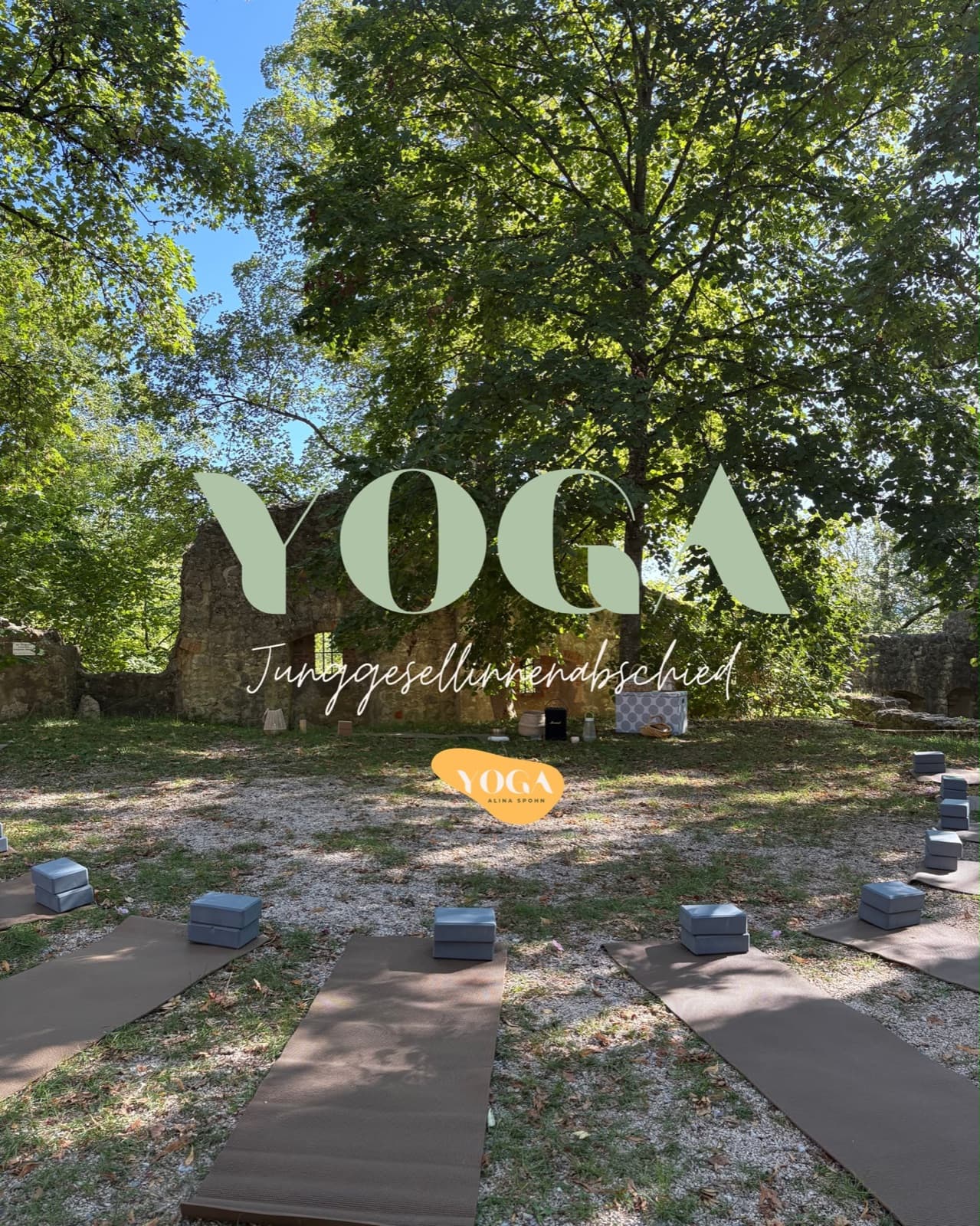 Yogamatten im Schatten einer Burgruine, Schriftzug Yoga Junggesellinnenabschied