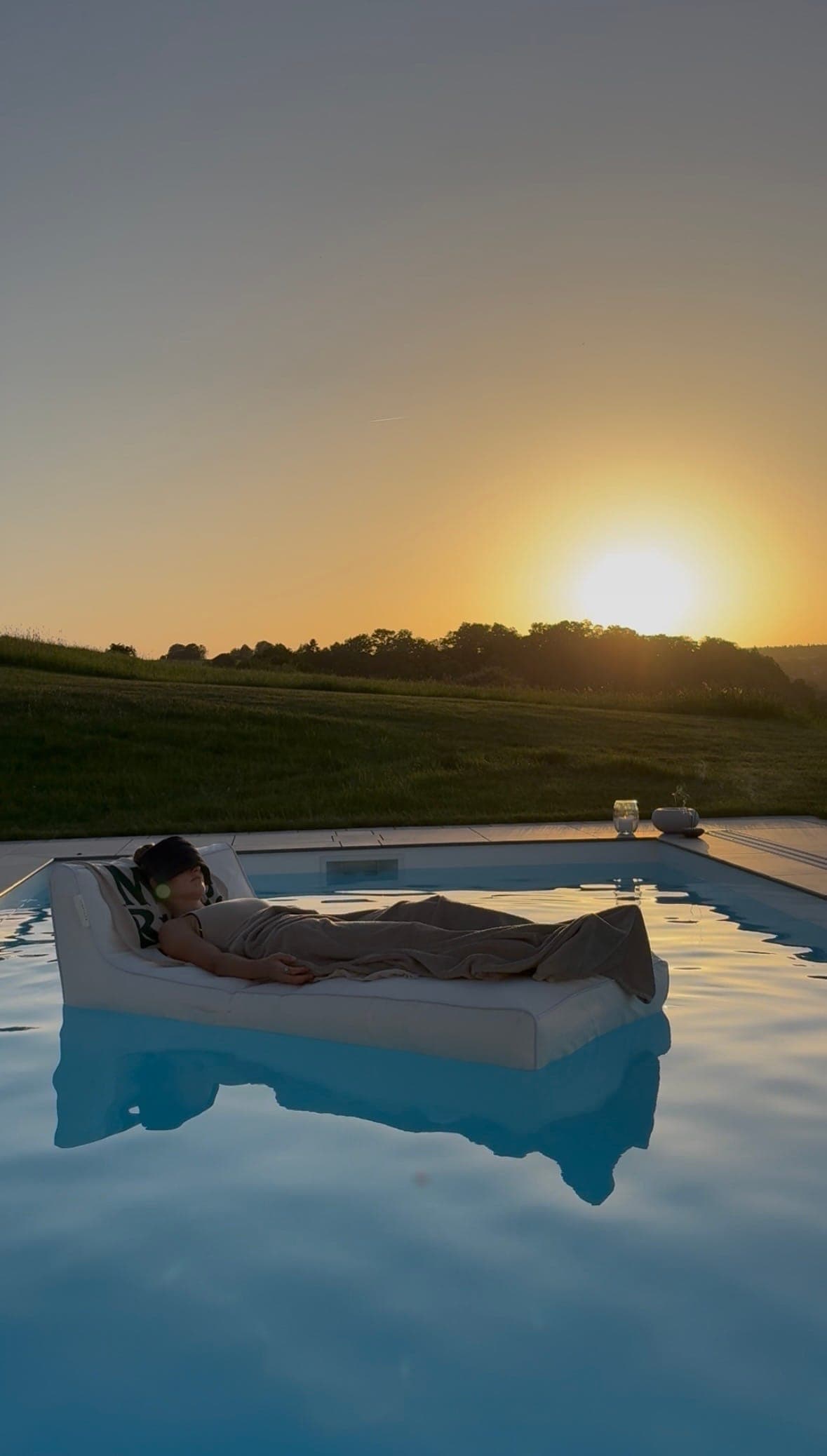 Floating im Pool bei Sonnenuntergang